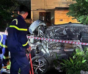 Ô tô chở 9 người bị tàu hoả hất văng khi băng qua đường ở Hải Phòng