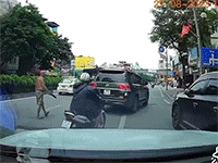 'Tiểu Lý' xuất hiện giữa phố Hà Nội, phi dao cắm thẳng vào kính sau xe 7 chỗ khiến người đi đường hoảng hốt