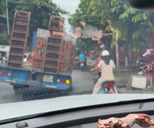 Hồi hộp 'theo đuôi' xe chở vật liệu xây dựng, tài xế lo sợ tính mạng những người đi xe hai bánh xung quanh