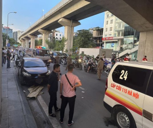 Hà Nội: Người đàn ông nhảy từ nhà ga đường sắt trên cao xuống đường, rơi trúng ô tô tử vong