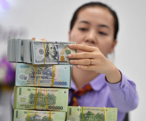 Giá USD ngân hàng bật tăng mạnh, vượt mốc 24.300 đồng