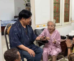 Quang Lê tới thăm, xót xa khi nghệ sĩ Hồng Nga ngày một già yếu, tóc bạc trắng, gầy sọp