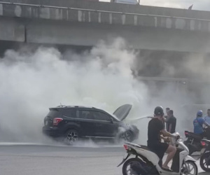 Ô tô bất ngờ bốc cháy giữa ngã tư Nguyễn Trãi - Khuất Duy Tiến