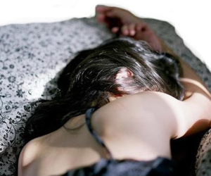 Cô gái trẻ chật vật cai nghiện phim 'mát'