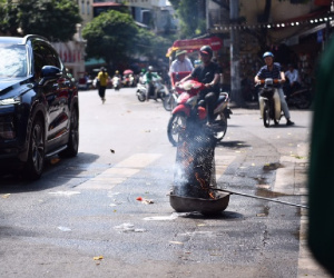 Lễ Vu Lan, khói vàng mã mù mịt trên nhiều tuyến phố Hà Nội