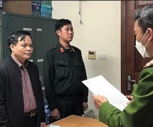 Giám đốc CDC Bắc Giang nhận 2 sổ tiết kiệm, với số tiền 5 tỷ đồng