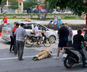 Bị yêu cầu dừng xe kiểm tra, thiếu niên tông gãy chân đại uý CSGT