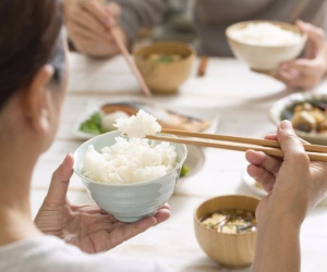 Chỉ ăn cơm vợ nấu nhưng liên tục ốm yếu, chồng chết lặng khi biết thứ vợ cho mình ăn