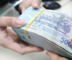 Bất chấp lãi suất giảm sâu, người dân vẫn ùn ùn gửi tiền ngân hàng