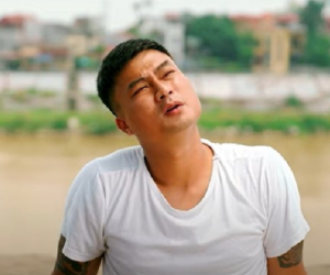 Làng trong phố tập 24: Vừa làm lành với vợ, Hiếu lại lộ chuyện được Nhung tặng quà