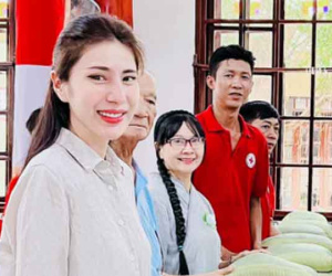 Thủy Tiên tái xuất phát quà từ thiện, dân mạng phát hiện điều khác lạ sau thời gian ở ẩn