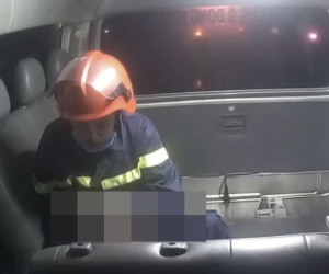 Xúc động video chiến sĩ PCCC ôm em nhỏ lao ra từ vụ cháy, sơ cứu trên xe cứu thương