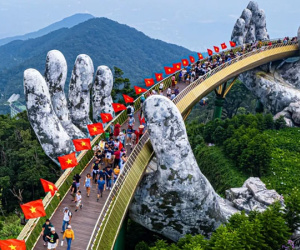 Cầu Vàng rực rỡ sắc đỏ màu cờ Tổ quốc