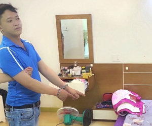 Giả danh shipper xông vào nhà khống chế gia chủ cướp tài sản