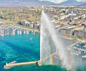 Nghịch dại với đài phun nước khổng lồ, người đàn ông bay thẳng lên không trung