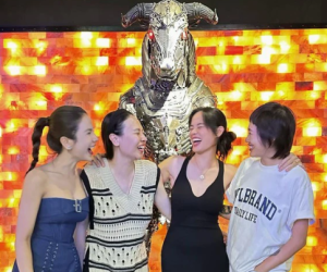 Đàm Thu Trang gây chú ý trong bức ảnh hội ngộ nhóm bạn thân nổi tiếng