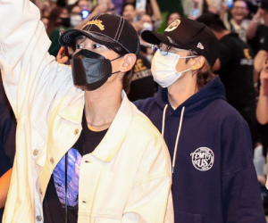 Donghae - Eunhyuk (Super Junior) đổ bộ Việt Nam, biển fan đón ở sân bay giữa đêm