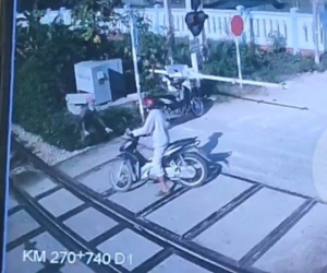Nữ nhân viên gác chắn lao mình cứu người đàn ông thoát chết khỏi tàu hỏa