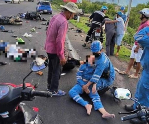 CLIP: Hãi hùng ô tô tông văng hàng loạt xe máy dừng chờ đèn đỏ