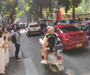 Choáng ngợp khung cảnh người người chen chân trên phố Phan Đình Phùng đón Tết Độc Lập cùng mùa thu Hà Nội