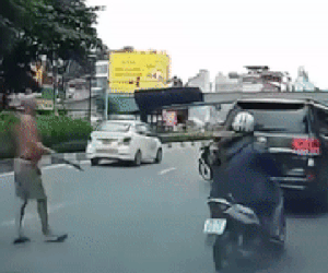 Danh tính người đàn ông 'phi dao' xuyên thủng xế hộp Land Cruiser giữa phố Hà Nội