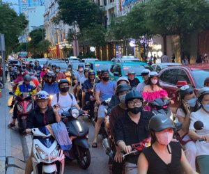 Người dân ùn ùn về trung tâm TP.HCM xem bắn pháo hoa, bãi giữ xe quá tải