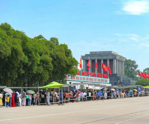 Hàng nghìn người xếp hàng vào Lăng viếng Bác trong ngày 2/9