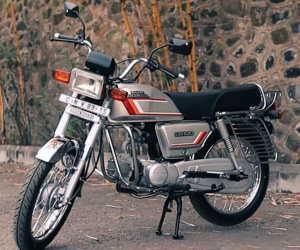 Honda CD100 38 năm tuổi được phục chế đẹp long lanh như mới xuất xưởng