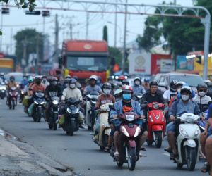 Người nghỉ lễ quay lại TP HCM, giao thông ùn tắc nhiều nơi