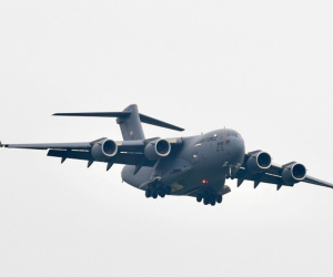 Cận cảnh hai vận tải cơ hạng nặng C-17 'nhả đầy hàng' ở sân bay Nội Bài sáng nay