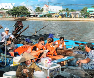 Du khách hào hứng với nhiều hoạt động vui chơi mới lạ tại Cần Thơ