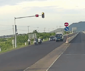 Cha buồn ngủ, giao ô tô cho con trai 16 tuổi lái tông hàng loạt xe máy: Chưa đủ cơ sở khởi tố