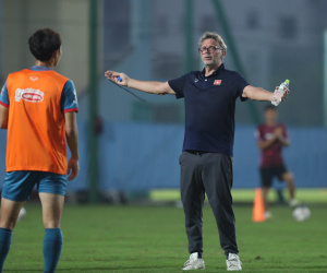 Văn Toàn bị HLV Philippe Troussier nhắc nhở