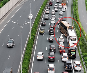 Xe khách luồn lách, 'chiếm' làn khẩn cấp cao tốc Pháp Vân - Cầu Giẽ