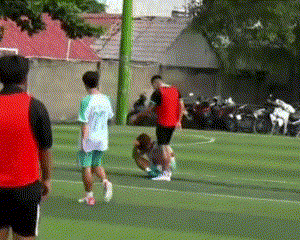 'Dậy sóng' clip nhóm thanh thiếu niên ẩu đả trên sân cỏ