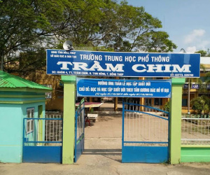 Đang đọc diễn văn năm học mới, thầy hiệu trưởng bất ngờ bị đột quỵ và tử vong