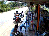 Giật mình khi người đàn ông đang sửa động cơ máy kéo bỗng bị 'bà hỏa' ghé thăm