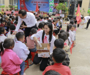 H'Hen Niê giản dị với đồng phục học sinh, tặng giếng nước trong ngày khai giảng