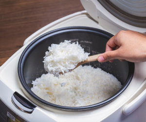 Tại sao khi nấu xong vẫn không nên mở nắp nồi cơm điện?