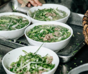Phở và bánh mì vào danh sách 'món ăn nhất định phải thử trong đời' của báo Mỹ