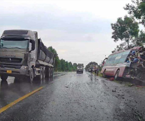 Xe đầu kéo tông ô tô khách biến dạng, 3 người bị thương
