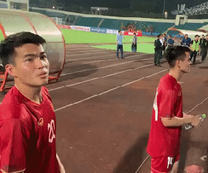 Trận đấu vừa kết thúc, cầu thủ U23 đã ngay lập tức có hành động bất ngờ với bạn gái