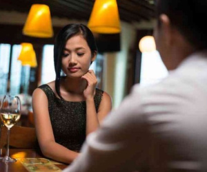 Trốn vào nhà vệ sinh để bạn gái trả tiền ăn trong buổi hẹn đầu tiên, gã bạn trai còn đưa ra một đề nghị khiến cộng đồng phẫn nộ