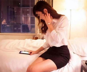 Thấy chất lỏng lạ trên giường nhà trọ, cô gái đặt chậu nước ở cửa, chết lặng khi đi làm về