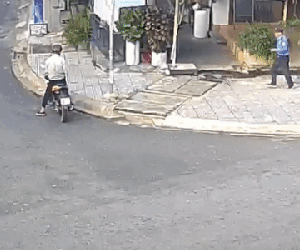 Clip: Hai thanh niên dàn cảnh hỏi đường bảo vệ, trộm xe máy trong nháy mắt