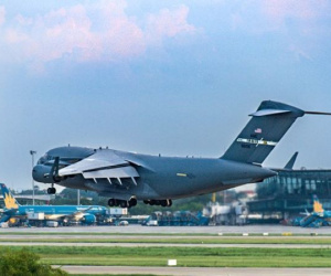 Hai 'ngựa thồ' C-17 của Mỹ liên tiếp đáp xuống sân bay Nội Bài