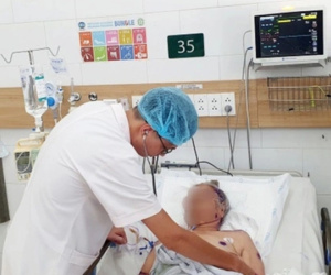 Đi bộ trong sân nhà, người đàn ông bị đàn ong hàng ngàn con bu kín, đốt