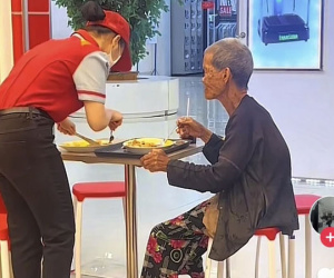 Cụ bà bán vé số vào gọi món, hành động của nhân viên quán hút hơn 5 triệu lượt theo dõi