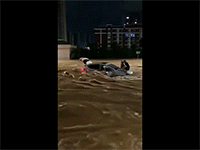 Xem người dân vật lộn với nước lũ cứu nạn nhân mắc kẹt trong dòng nước lũ