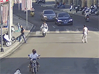 Vác ống thép một cách bất cẩn, hai người đàn ông gây tai nạn cho cô gái đi xe máy